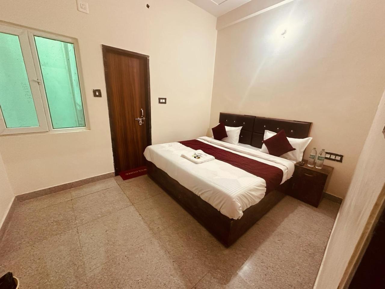 Отель The Lord Krishna Residency Вриндавана Экстерьер фото