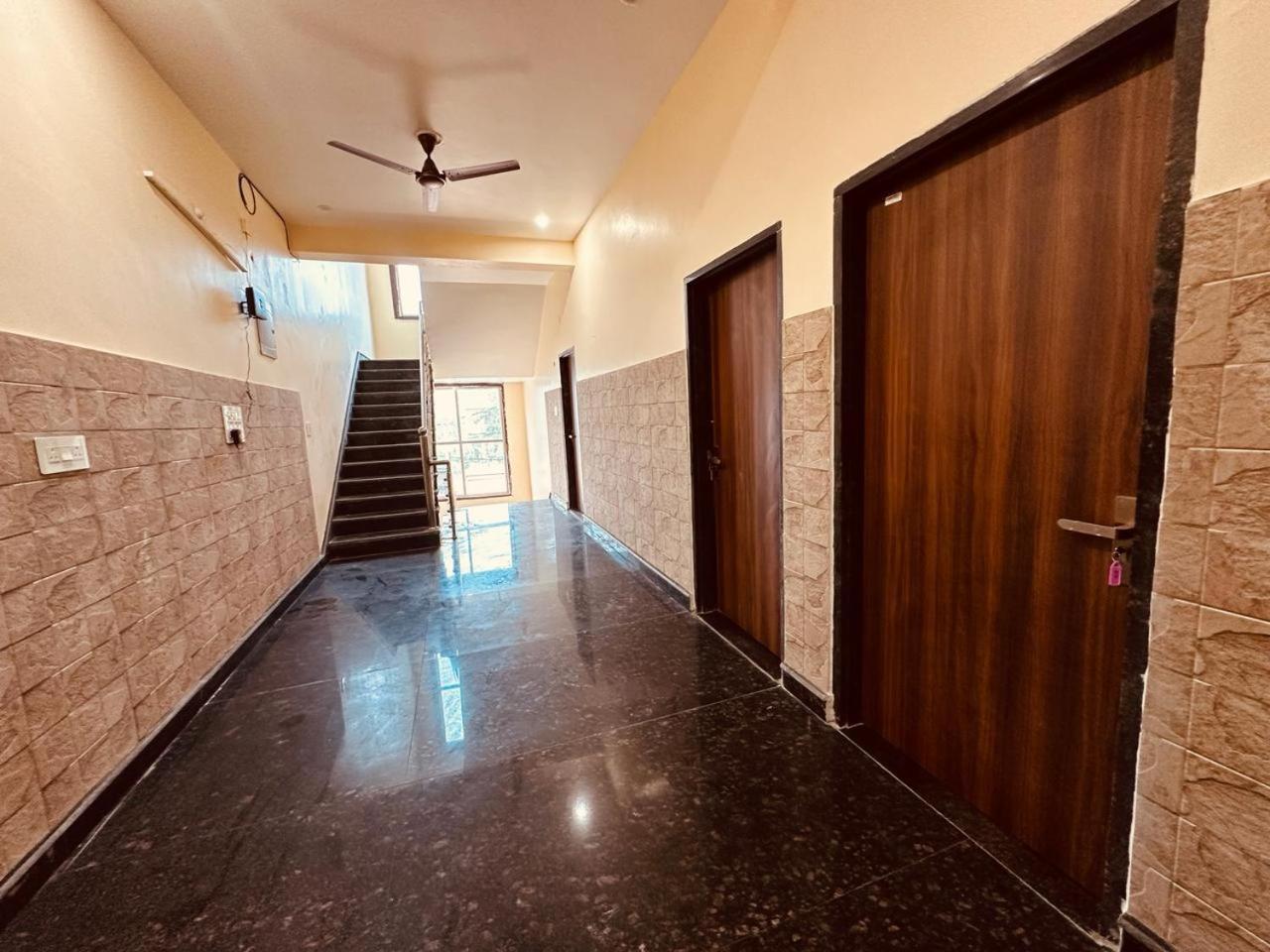 Отель The Lord Krishna Residency Вриндавана Экстерьер фото